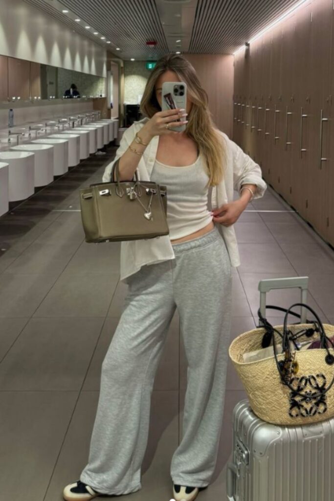Stylish and comfortable airport outfit ideas to make traveling chic and stress-free. Perfect for long flights, layovers, and travel days. Airport Outfit, Airport Aesthetic, Airport Outfit Summer, Airport Outfits, Dress To Impress Airport Outfit, Classy Airport Outfit, Airport Outfit Comfy, Travel Aesthetic Airport, Airport Outfit Winter, Airport Fashion, What To Wear At The Airport, Airport Essentials, Airport Outfit Inspiration