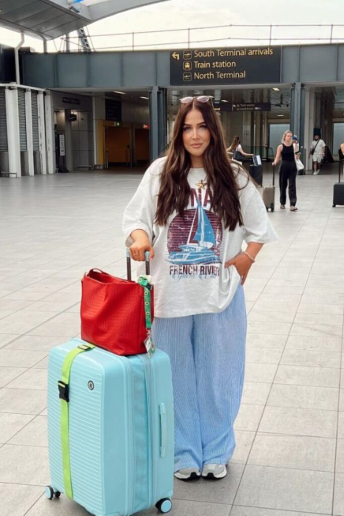 Stylish and comfortable airport outfit ideas to make traveling chic and stress-free. Perfect for long flights, layovers, and travel days. Airport Outfit, Airport Aesthetic, Airport Outfit Summer, Airport Outfits, Dress To Impress Airport Outfit, Classy Airport Outfit, Airport Outfit Comfy, Travel Aesthetic Airport, Airport Outfit Winter, Airport Fashion, What To Wear At The Airport, Airport Essentials, Airport Outfit Inspiration