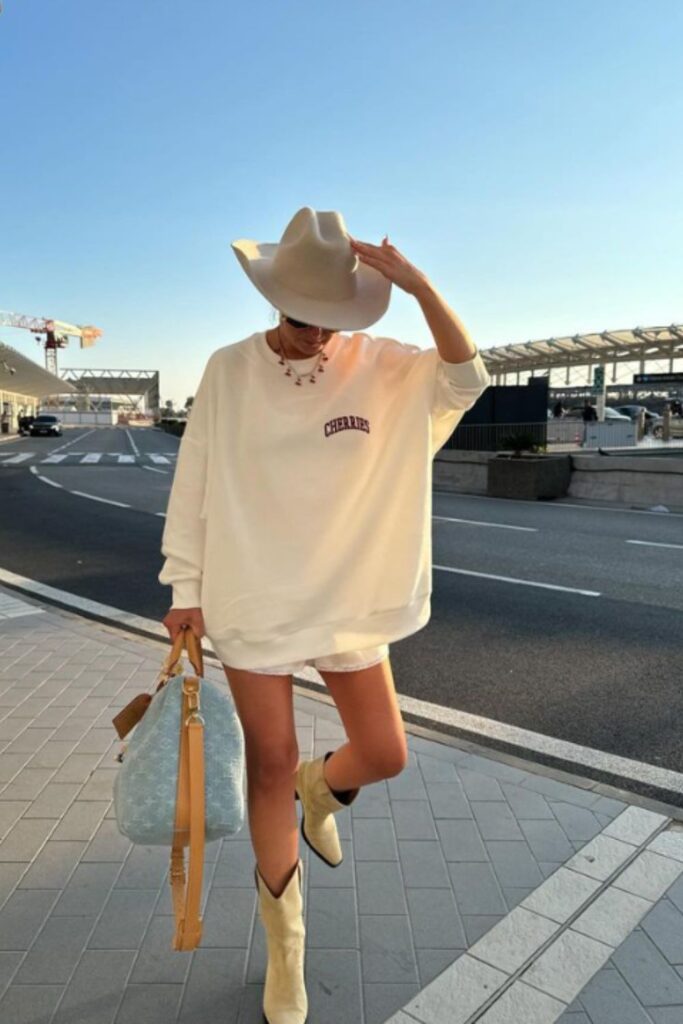 Stylish and comfortable airport outfit ideas to make traveling chic and stress-free. Perfect for long flights, layovers, and travel days. Airport Outfit, Airport Aesthetic, Airport Outfit Summer, Airport Outfits, Dress To Impress Airport Outfit, Classy Airport Outfit, Airport Outfit Comfy, Travel Aesthetic Airport, Airport Outfit Winter, Airport Fashion, What To Wear At The Airport, Airport Essentials, Airport Outfit Inspiration