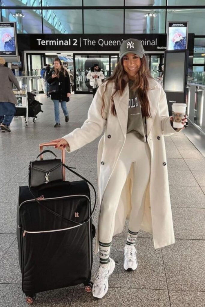 Stylish and comfortable airport outfit ideas to make traveling chic and stress-free. Perfect for long flights, layovers, and travel days. Airport Outfit, Airport Aesthetic, Airport Outfit Summer, Airport Outfits, Dress To Impress Airport Outfit, Classy Airport Outfit, Airport Outfit Comfy, Travel Aesthetic Airport, Airport Outfit Winter, Airport Fashion, What To Wear At The Airport, Airport Essentials, Airport Outfit Inspiration