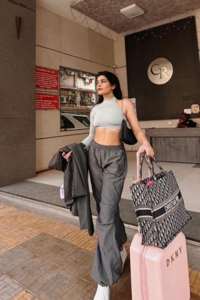 Stylish and comfortable airport outfit ideas to make traveling chic and stress-free. Perfect for long flights, layovers, and travel days. Airport Outfit, Airport Aesthetic, Airport Outfit Summer, Airport Outfits, Dress To Impress Airport Outfit, Classy Airport Outfit, Airport Outfit Comfy, Travel Aesthetic Airport, Airport Outfit Winter, Airport Fashion, What To Wear At The Airport, Airport Essentials, Airport Outfit Inspiration