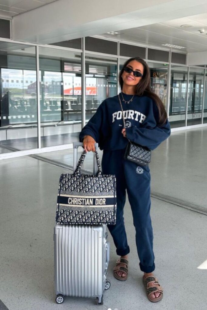 Stylish and comfortable airport outfit ideas to make traveling chic and stress-free. Perfect for long flights, layovers, and travel days. Airport Outfit, Airport Aesthetic, Airport Outfit Summer, Airport Outfits, Dress To Impress Airport Outfit, Classy Airport Outfit, Airport Outfit Comfy, Travel Aesthetic Airport, Airport Outfit Winter, Airport Fashion, What To Wear At The Airport, Airport Essentials, Airport Outfit Inspiration