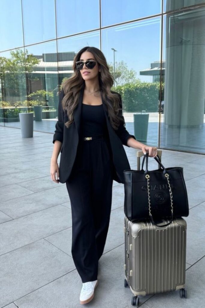 Stylish and comfortable airport outfit ideas to make traveling chic and stress-free. Perfect for long flights, layovers, and travel days. Airport Outfit, Airport Aesthetic, Airport Outfit Summer, Airport Outfits, Dress To Impress Airport Outfit, Classy Airport Outfit, Airport Outfit Comfy, Travel Aesthetic Airport, Airport Outfit Winter, Airport Fashion, What To Wear At The Airport, Airport Essentials, Airport Outfit Inspiration