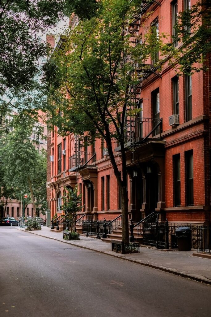 Explore the 15 best walks in NYC, from scenic waterfronts to historic neighborhoods. Explore iconic parks, hidden gems, and cultural hotspots on foot! NYC Walks, Night Walks NYC, Late Night Walks In NYC, Best Walks In NYC, Morning Walks NYC, Best Hikes Near NYC, Hikes Near NYC, Hiking In NYC, Hiking Trails Near NYC, Walking In NYC, Girls Walking NYC, Walking In NYC At Night, Walking In New York Aesthetic, Walking In New York, Walking In The Rain In New York