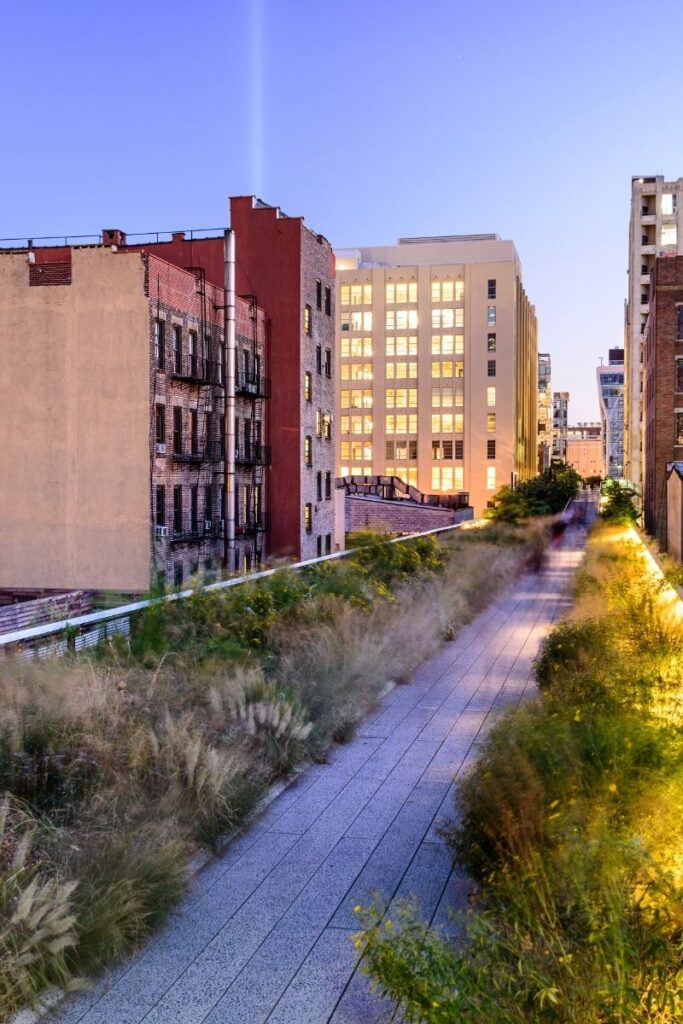 Explore the 15 best walks in NYC, from scenic waterfronts to historic neighborhoods. Explore iconic parks, hidden gems, and cultural hotspots on foot! NYC Walks, Night Walks NYC, Late Night Walks In NYC, Best Walks In NYC, Morning Walks NYC, Best Hikes Near NYC, Hikes Near NYC, Hiking In NYC, Hiking Trails Near NYC, Walking In NYC, Girls Walking NYC, Walking In NYC At Night, Walking In New York Aesthetic, Walking In New York, Walking In The Rain In New York