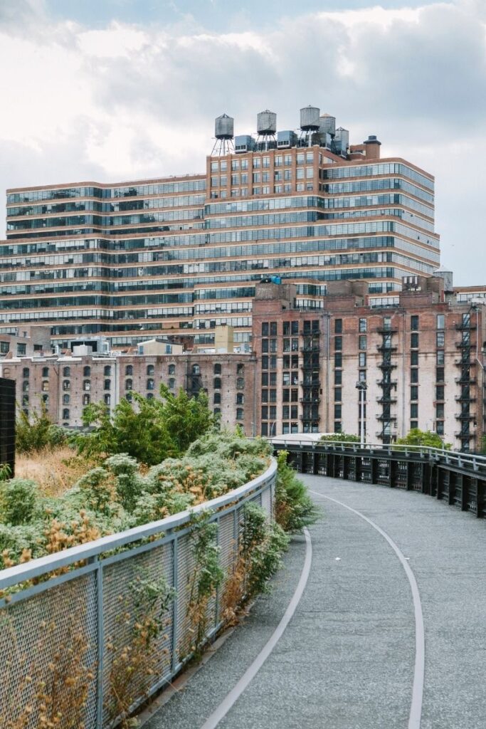 Explore the 15 best walks in NYC, from scenic waterfronts to historic neighborhoods. Explore iconic parks, hidden gems, and cultural hotspots on foot! NYC Walks, Night Walks NYC, Late Night Walks In NYC, Best Walks In NYC, Morning Walks NYC, Best Hikes Near NYC, Hikes Near NYC, Hiking In NYC, Hiking Trails Near NYC, Walking In NYC, Girls Walking NYC, Walking In NYC At Night, Walking In New York Aesthetic, Walking In New York, Walking In The Rain In New York