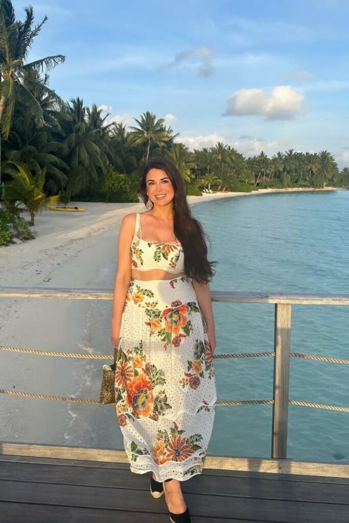 Planning a trip to Bora Bora? Get inspired with these chic and breezy outfit ideas perfect for beach days, sunset dinners, and island adventures. From flowy maxi dresses to stylish resort wear, this guide has everything you need to pack for a fashionable getaway! Bora Bora Outfits Women, Bora Bora Travel, Bora Bora Island Honeymoon, Bora Bora Outfit Ideas, Bora Bora Outfits, Bora Bora Outfits Aesthetic, Packing List, Things To Do, Travel Tips, Bora Bora Itinerary, What To Wear