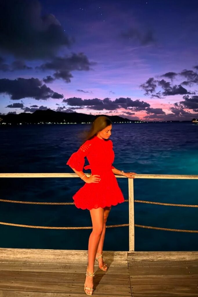 Planning a trip to Bora Bora? Get inspired with these chic and breezy outfit ideas perfect for beach days, sunset dinners, and island adventures. From flowy maxi dresses to stylish resort wear, this guide has everything you need to pack for a fashionable getaway! Bora Bora Outfits Women, Bora Bora Travel, Bora Bora Island Honeymoon, Bora Bora Outfit Ideas, Bora Bora Outfits, Bora Bora Outfits Aesthetic, Packing List, Things To Do, Travel Tips, Bora Bora Itinerary, What To Wear