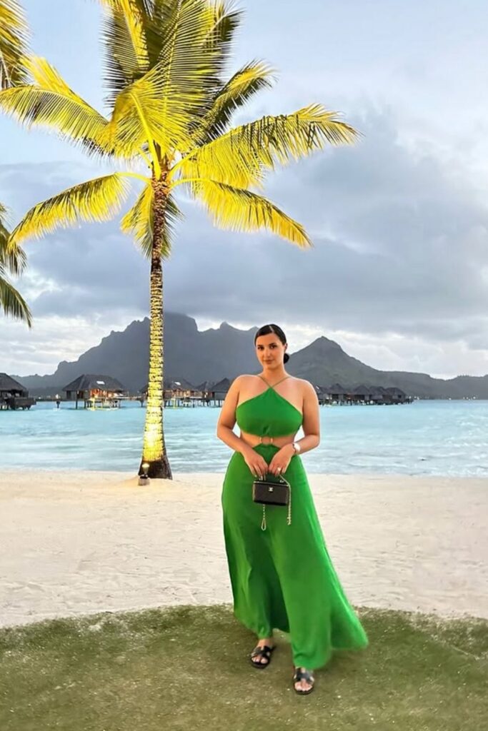 Planning a trip to Bora Bora? Get inspired with these chic and breezy outfit ideas perfect for beach days, sunset dinners, and island adventures. From flowy maxi dresses to stylish resort wear, this guide has everything you need to pack for a fashionable getaway! Bora Bora Outfits Women, Bora Bora Travel, Bora Bora Island Honeymoon, Bora Bora Outfit Ideas, Bora Bora Outfits, Bora Bora Outfits Aesthetic, Packing List, Things To Do, Travel Tips, Bora Bora Itinerary, What To Wear
