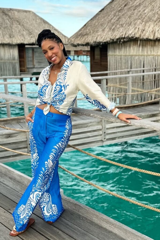 Planning a trip to Bora Bora? Get inspired with these chic and breezy outfit ideas perfect for beach days, sunset dinners, and island adventures. From flowy maxi dresses to stylish resort wear, this guide has everything you need to pack for a fashionable getaway! Bora Bora Outfits Women, Bora Bora Travel, Bora Bora Island Honeymoon, Bora Bora Outfit Ideas, Bora Bora Outfits, Bora Bora Outfits Aesthetic, Packing List, Things To Do, Travel Tips, Bora Bora Itinerary, What To Wear