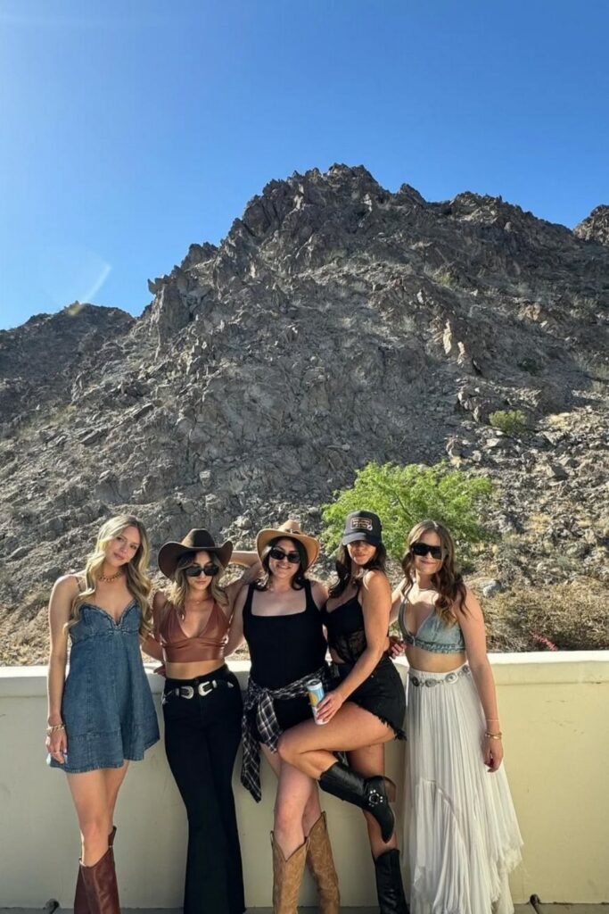 Get ready for Stagecoach Festival with the best outfit ideas! From classic cowboy boots to boho-chic looks, this guide has stylish and practical outfit inspo, plus packing tips to keep you cool and festival-ready. Stagecoach Outfit Ideas, Stagecoach Festival Outfits, Stagecoach Festival Outfits Plus Size, Boho-Chic, Stagecoach Music Festival Outfits, Stagecoach Essentials, Stage Coach Outfits, Stage Coach Hair, Stagecoach Festival Makeup, Stagecoach Country Music Festival
