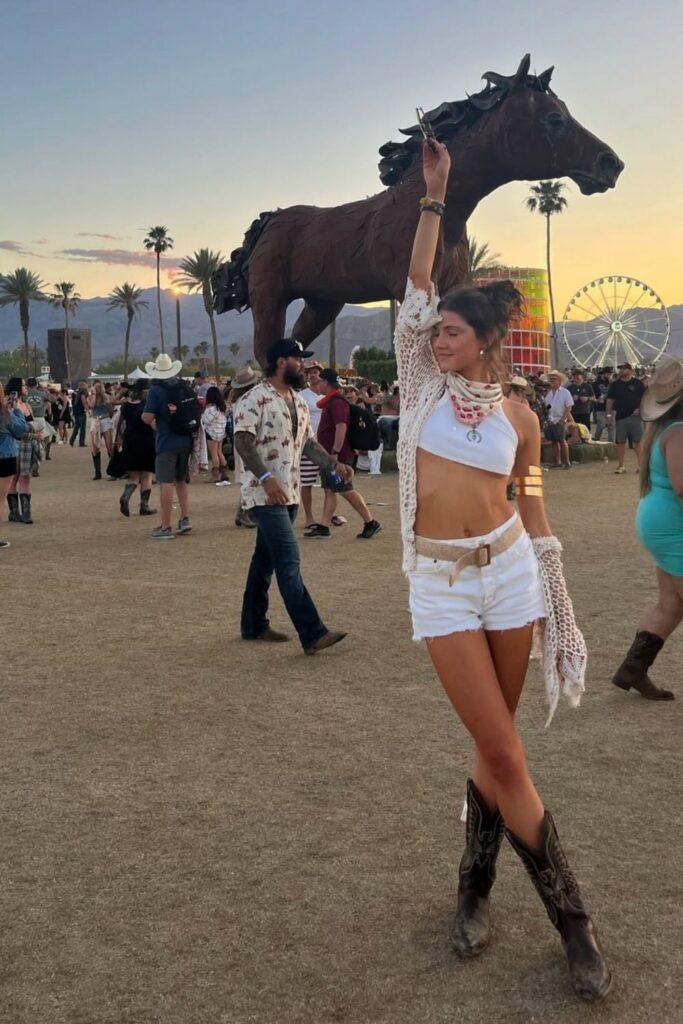 Get ready for Stagecoach Festival with the best outfit ideas! From classic cowboy boots to boho-chic looks, this guide has stylish and practical outfit inspo, plus packing tips to keep you cool and festival-ready. Stagecoach Outfit Ideas, Stagecoach Festival Outfits, Stagecoach Festival Outfits Plus Size, Boho-Chic, Stagecoach Music Festival Outfits, Stagecoach Essentials, Stage Coach Outfits, Stage Coach Hair, Stagecoach Festival Makeup, Stagecoach Country Music Festival