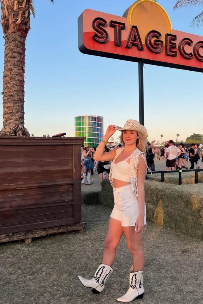 Get ready for Stagecoach Festival with the best outfit ideas! From classic cowboy boots to boho-chic looks, this guide has stylish and practical outfit inspo, plus packing tips to keep you cool and festival-ready. Stagecoach Outfit Ideas, Stagecoach Festival Outfits, Stagecoach Festival Outfits Plus Size, Boho-Chic, Stagecoach Music Festival Outfits, Stagecoach Essentials, Stage Coach Outfits, Stage Coach Hair, Stagecoach Festival Makeup, Stagecoach Country Music Festival