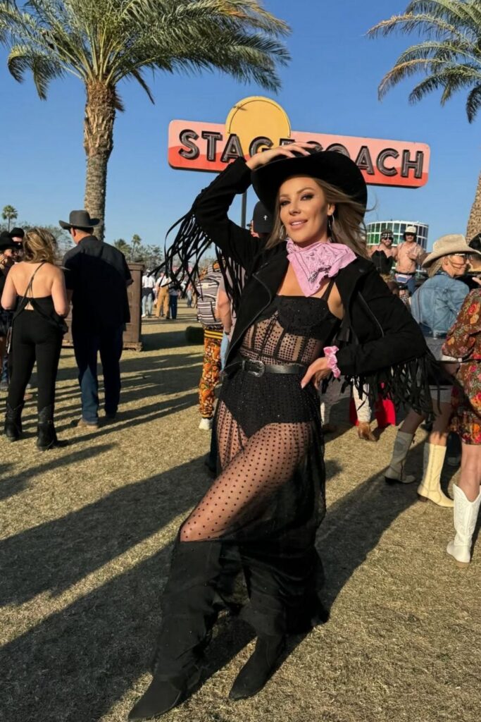 Get ready for Stagecoach Festival with the best outfit ideas! From classic cowboy boots to boho-chic looks, this guide has stylish and practical outfit inspo, plus packing tips to keep you cool and festival-ready. Stagecoach Outfit Ideas, Stagecoach Festival Outfits, Stagecoach Festival Outfits Plus Size, Boho-Chic, Stagecoach Music Festival Outfits, Stagecoach Essentials, Stage Coach Outfits, Stage Coach Hair, Stagecoach Festival Makeup, Stagecoach Country Music Festival