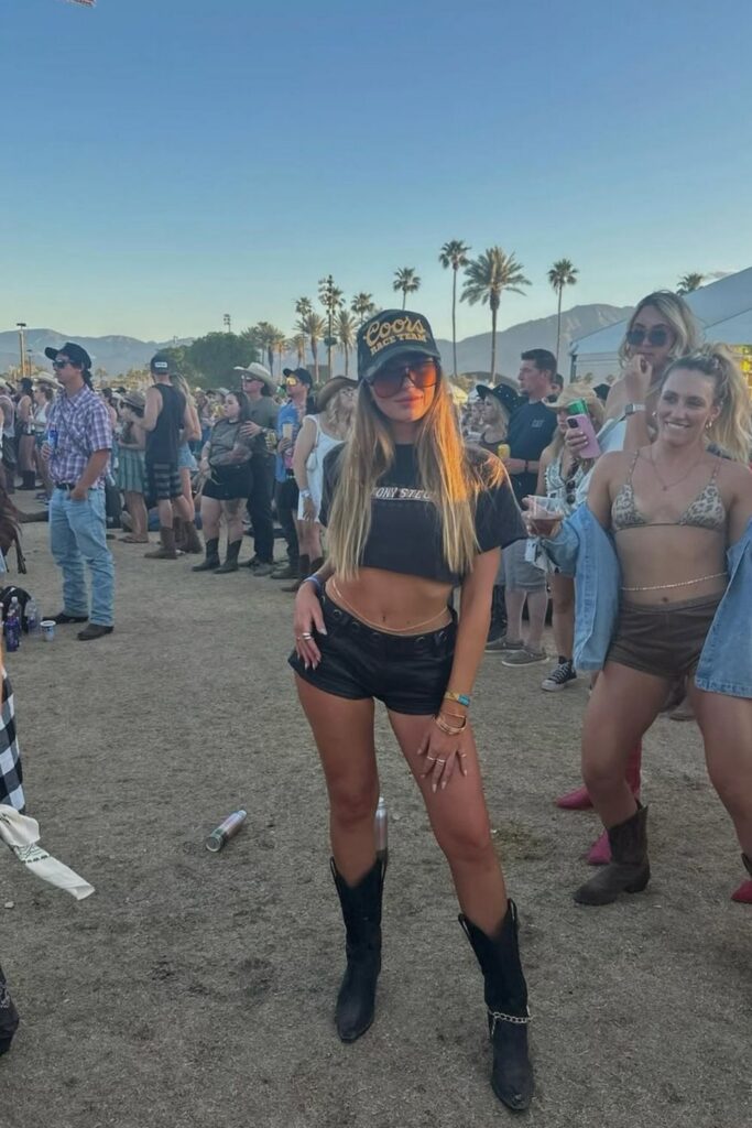 Get ready for Stagecoach Festival with the best outfit ideas! From classic cowboy boots to boho-chic looks, this guide has stylish and practical outfit inspo, plus packing tips to keep you cool and festival-ready. Stagecoach Outfit Ideas, Stagecoach Festival Outfits, Stagecoach Festival Outfits Plus Size, Boho-Chic, Stagecoach Music Festival Outfits, Stagecoach Essentials, Stage Coach Outfits, Stage Coach Hair, Stagecoach Festival Makeup, Stagecoach Country Music Festival