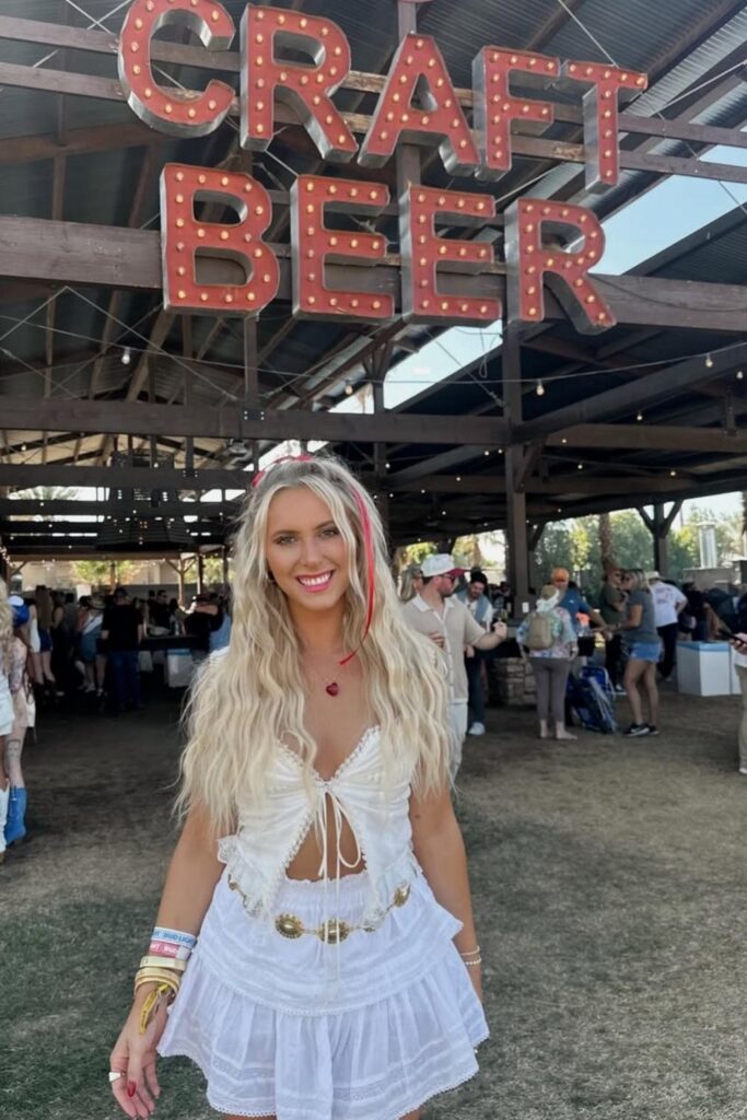 Get ready for Stagecoach Festival with the best outfit ideas! From classic cowboy boots to boho-chic looks, this guide has stylish and practical outfit inspo, plus packing tips to keep you cool and festival-ready. Stagecoach Outfit Ideas, Stagecoach Festival Outfits, Stagecoach Festival Outfits Plus Size, Boho-Chic, Stagecoach Music Festival Outfits, Stagecoach Essentials, Stage Coach Outfits, Stage Coach Hair, Stagecoach Festival Makeup, Stagecoach Country Music Festival