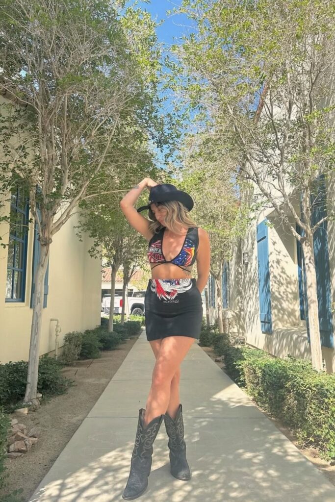 Get ready for Stagecoach Festival with the best outfit ideas! From classic cowboy boots to boho-chic looks, this guide has stylish and practical outfit inspo, plus packing tips to keep you cool and festival-ready. Stagecoach Outfit Ideas, Stagecoach Festival Outfits, Stagecoach Festival Outfits Plus Size, Boho-Chic, Stagecoach Music Festival Outfits, Stagecoach Essentials, Stage Coach Outfits, Stage Coach Hair, Stagecoach Festival Makeup, Stagecoach Country Music Festival