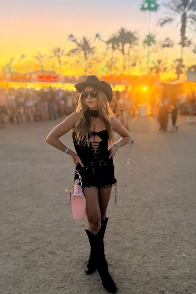 Get ready for Stagecoach Festival with the best outfit ideas! From classic cowboy boots to boho-chic looks, this guide has stylish and practical outfit inspo, plus packing tips to keep you cool and festival-ready. Stagecoach Outfit Ideas, Stagecoach Festival Outfits, Stagecoach Festival Outfits Plus Size, Boho-Chic, Stagecoach Music Festival Outfits, Stagecoach Essentials, Stage Coach Outfits, Stage Coach Hair, Stagecoach Festival Makeup, Stagecoach Country Music Festival