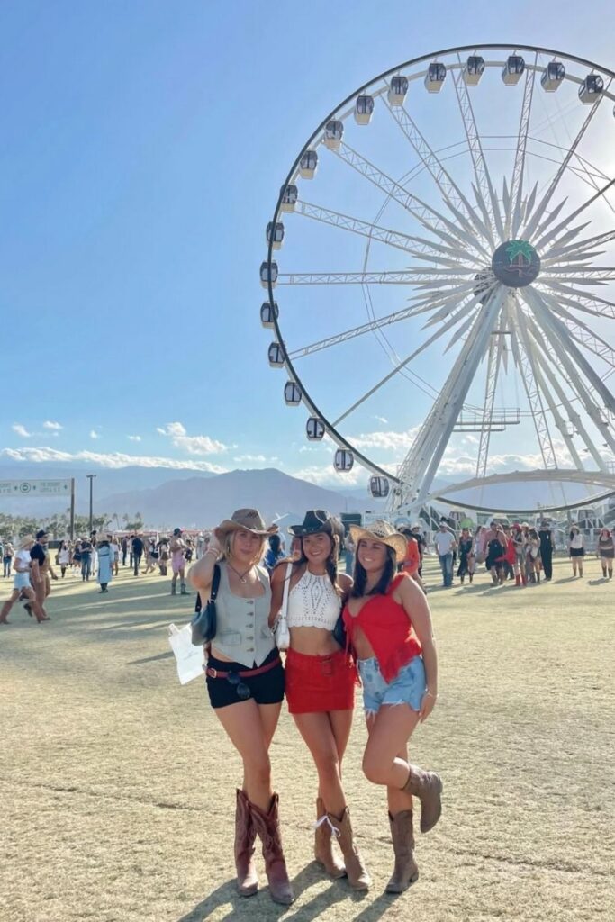 Get ready for Stagecoach Festival with the best outfit ideas! From classic cowboy boots to boho-chic looks, this guide has stylish and practical outfit inspo, plus packing tips to keep you cool and festival-ready. Stagecoach Outfit Ideas, Stagecoach Festival Outfits, Stagecoach Festival Outfits Plus Size, Boho-Chic, Stagecoach Music Festival Outfits, Stagecoach Essentials, Stage Coach Outfits, Stage Coach Hair, Stagecoach Festival Makeup, Stagecoach Country Music Festival