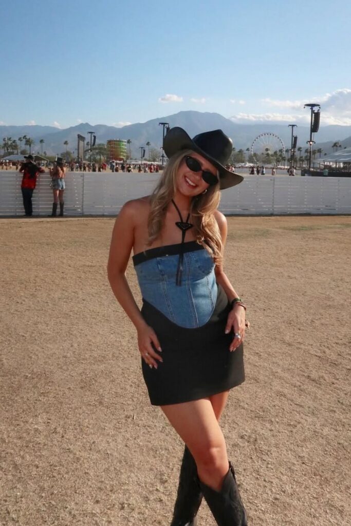 Get ready for Stagecoach Festival with the best outfit ideas! From classic cowboy boots to boho-chic looks, this guide has stylish and practical outfit inspo, plus packing tips to keep you cool and festival-ready. Stagecoach Outfit Ideas, Stagecoach Festival Outfits, Stagecoach Festival Outfits Plus Size, Boho-Chic, Stagecoach Music Festival Outfits, Stagecoach Essentials, Stage Coach Outfits, Stage Coach Hair, Stagecoach Festival Makeup, Stagecoach Country Music Festival