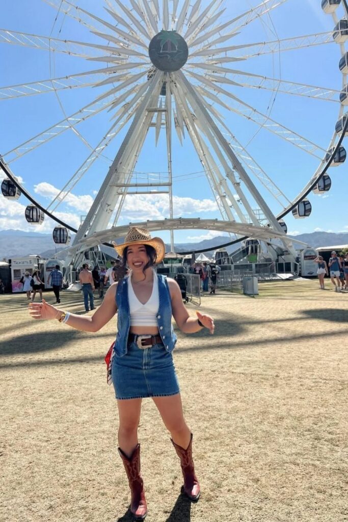 Get ready for Stagecoach Festival with the best outfit ideas! From classic cowboy boots to boho-chic looks, this guide has stylish and practical outfit inspo, plus packing tips to keep you cool and festival-ready. Stagecoach Outfit Ideas, Stagecoach Festival Outfits, Stagecoach Festival Outfits Plus Size, Boho-Chic, Stagecoach Music Festival Outfits, Stagecoach Essentials, Stage Coach Outfits, Stage Coach Hair, Stagecoach Festival Makeup, Stagecoach Country Music Festival