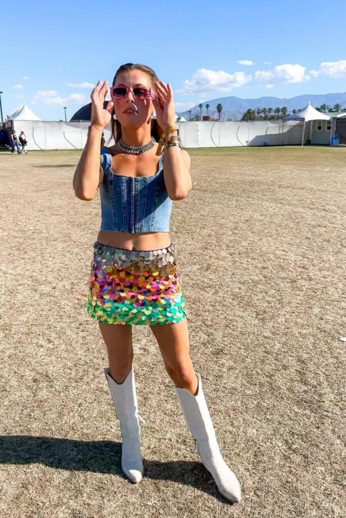 Get ready for Stagecoach Festival with the best outfit ideas! From classic cowboy boots to boho-chic looks, this guide has stylish and practical outfit inspo, plus packing tips to keep you cool and festival-ready. Stagecoach Outfit Ideas, Stagecoach Festival Outfits, Stagecoach Festival Outfits Plus Size, Boho-Chic, Stagecoach Music Festival Outfits, Stagecoach Essentials, Stage Coach Outfits, Stage Coach Hair, Stagecoach Festival Makeup, Stagecoach Country Music Festival