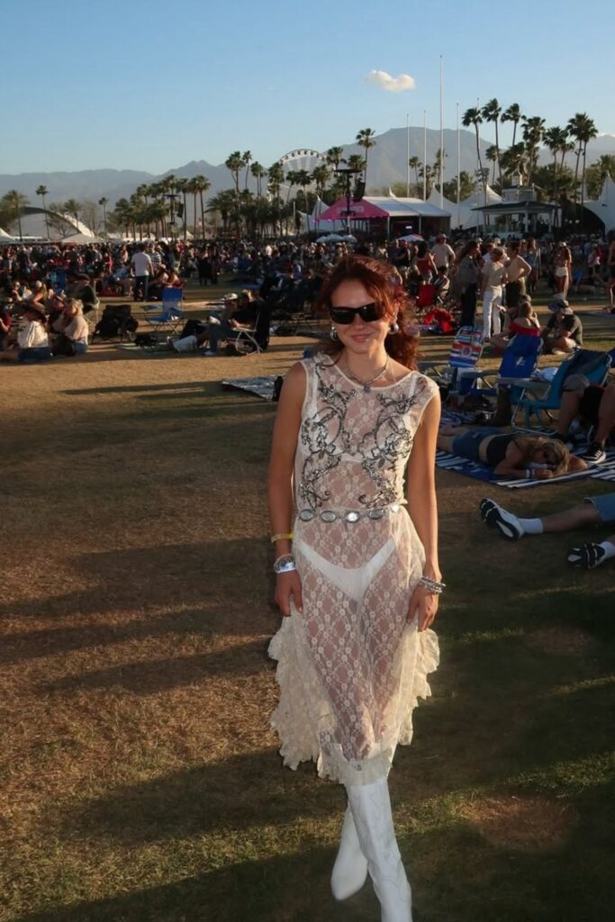 Get ready for Stagecoach Festival with the best outfit ideas! From classic cowboy boots to boho-chic looks, this guide has stylish and practical outfit inspo, plus packing tips to keep you cool and festival-ready. Stagecoach Outfit Ideas, Stagecoach Festival Outfits, Stagecoach Festival Outfits Plus Size, Boho-Chic, Stagecoach Music Festival Outfits, Stagecoach Essentials, Stage Coach Outfits, Stage Coach Hair, Stagecoach Festival Makeup, Stagecoach Country Music Festival