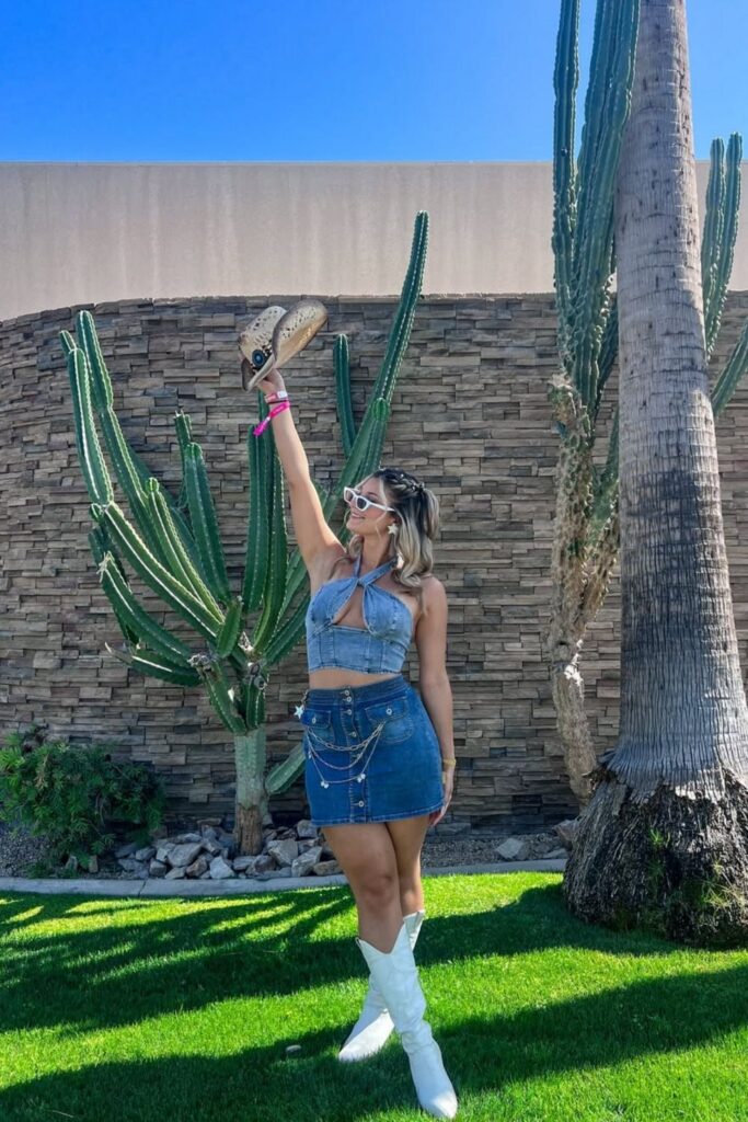 Get ready for Stagecoach Festival with the best outfit ideas! From classic cowboy boots to boho-chic looks, this guide has stylish and practical outfit inspo, plus packing tips to keep you cool and festival-ready. Stagecoach Outfit Ideas, Stagecoach Festival Outfits, Stagecoach Festival Outfits Plus Size, Boho-Chic, Stagecoach Music Festival Outfits, Stagecoach Essentials, Stage Coach Outfits, Stage Coach Hair, Stagecoach Festival Makeup, Stagecoach Country Music Festival