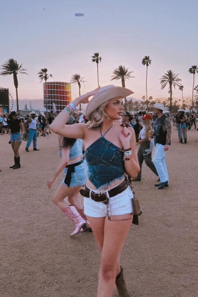 Get ready for Stagecoach Festival with the best outfit ideas! From classic cowboy boots to boho-chic looks, this guide has stylish and practical outfit inspo, plus packing tips to keep you cool and festival-ready. Stagecoach Outfit Ideas, Stagecoach Festival Outfits, Stagecoach Festival Outfits Plus Size, Boho-Chic, Stagecoach Music Festival Outfits, Stagecoach Essentials, Stage Coach Outfits, Stage Coach Hair, Stagecoach Festival Makeup, Stagecoach Country Music Festival