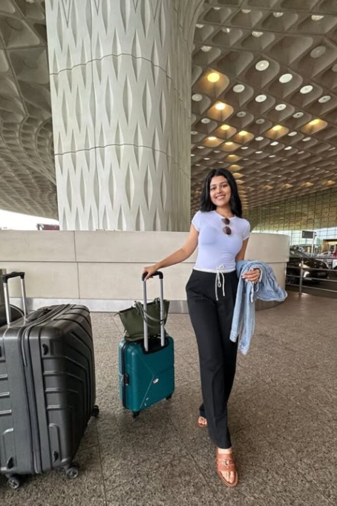 Travel in style with comfy airport outfits—chic, cozy looks perfect for long flights, layovers, and hassle-free travel days. Airport Outfit Comfy, Comfy Airport Outfit Summer, Plane Outfit Airport Style Comfy, Comfy Airport Outfit Long Flight, Comfy Airport Outfit Summer Casual, Comfy Cute Airport Outfit, Airport Outfit Comfy Long Flight, Airport Outfit Comfy Travel Style, Airport Outfit Ideas Comfy, Flight Outfit Airport Style Comfy, Airport Outfits Comfy