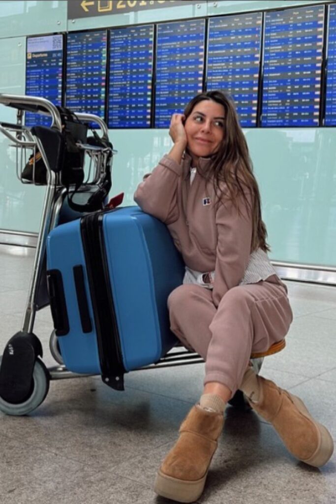 Travel in style with comfy airport outfits—chic, cozy looks perfect for long flights, layovers, and hassle-free travel days. Airport Outfit Comfy, Comfy Airport Outfit Summer, Plane Outfit Airport Style Comfy, Comfy Airport Outfit Long Flight, Comfy Airport Outfit Summer Casual, Comfy Cute Airport Outfit, Airport Outfit Comfy Long Flight, Airport Outfit Comfy Travel Style, Airport Outfit Ideas Comfy, Flight Outfit Airport Style Comfy, Airport Outfits Comfy