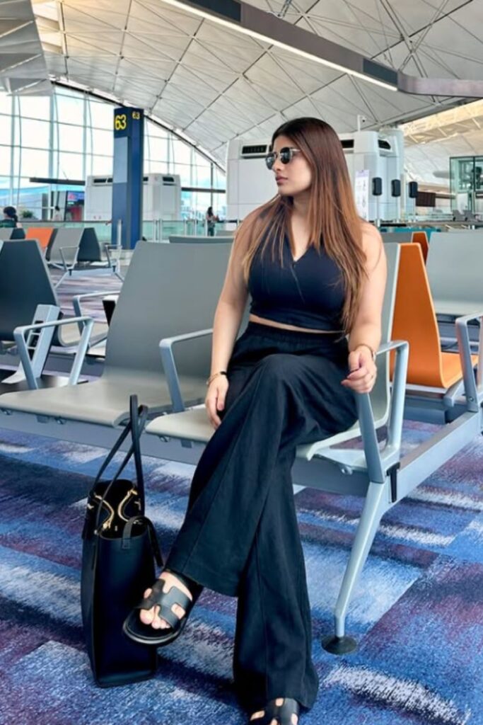 Travel in style with comfy airport outfits—chic, cozy looks perfect for long flights, layovers, and hassle-free travel days. Airport Outfit Comfy, Comfy Airport Outfit Summer, Plane Outfit Airport Style Comfy, Comfy Airport Outfit Long Flight, Comfy Airport Outfit Summer Casual, Comfy Cute Airport Outfit, Airport Outfit Comfy Long Flight, Airport Outfit Comfy Travel Style, Airport Outfit Ideas Comfy, Flight Outfit Airport Style Comfy, Airport Outfits Comfy