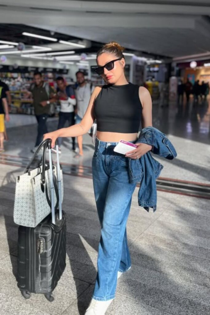 Travel in style with comfy airport outfits—chic, cozy looks perfect for long flights, layovers, and hassle-free travel days. Airport Outfit Comfy, Comfy Airport Outfit Summer, Plane Outfit Airport Style Comfy, Comfy Airport Outfit Long Flight, Comfy Airport Outfit Summer Casual, Comfy Cute Airport Outfit, Airport Outfit Comfy Long Flight, Airport Outfit Comfy Travel Style, Airport Outfit Ideas Comfy, Flight Outfit Airport Style Comfy, Airport Outfits Comfy