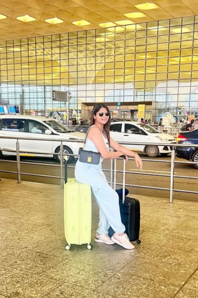 Travel in style with comfy airport outfits—chic, cozy looks perfect for long flights, layovers, and hassle-free travel days. Airport Outfit Comfy, Comfy Airport Outfit Summer, Plane Outfit Airport Style Comfy, Comfy Airport Outfit Long Flight, Comfy Airport Outfit Summer Casual, Comfy Cute Airport Outfit, Airport Outfit Comfy Long Flight, Airport Outfit Comfy Travel Style, Airport Outfit Ideas Comfy, Flight Outfit Airport Style Comfy, Airport Outfits Comfy
