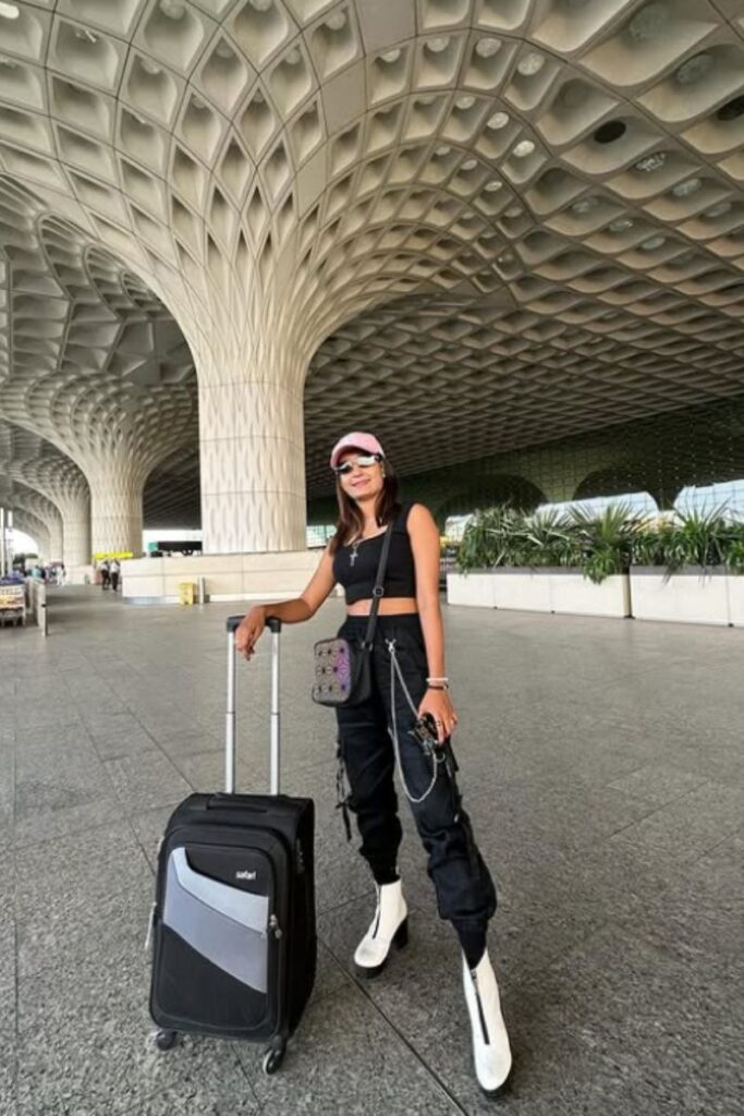 Travel in style with comfy airport outfits—chic, cozy looks perfect for long flights, layovers, and hassle-free travel days. Airport Outfit Comfy, Comfy Airport Outfit Summer, Plane Outfit Airport Style Comfy, Comfy Airport Outfit Long Flight, Comfy Airport Outfit Summer Casual, Comfy Cute Airport Outfit, Airport Outfit Comfy Long Flight, Airport Outfit Comfy Travel Style, Airport Outfit Ideas Comfy, Flight Outfit Airport Style Comfy, Airport Outfits Comfy