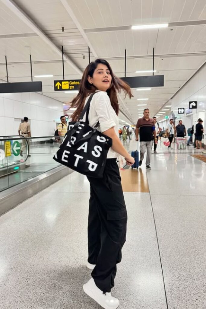 Travel in style with comfy airport outfits—chic, cozy looks perfect for long flights, layovers, and hassle-free travel days. Airport Outfit Comfy, Comfy Airport Outfit Summer, Plane Outfit Airport Style Comfy, Comfy Airport Outfit Long Flight, Comfy Airport Outfit Summer Casual, Comfy Cute Airport Outfit, Airport Outfit Comfy Long Flight, Airport Outfit Comfy Travel Style, Airport Outfit Ideas Comfy, Flight Outfit Airport Style Comfy, Airport Outfits Comfy