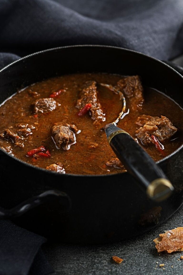 Discover 23 delicious beef recipes perfect for lunch or dinner! From hearty stews to quick stir-fries, these easy and flavorful dishes will elevate your meals. Beef Recipes Asian, Beef Recipes Dinner, Beef Recipes For Dinner, Beef Recipes Easy, Vegetable Beef Soup Recipes, Recipes With Ground Beef, Recipes Using Ground Beef, Crockpot Beef Recipes, Beef Stir Fry Recipes, Quick And Easy Dinner Recipes With Ground Beef, Low Carb Ground Beef Recipes, Beef Brisket Recipes, Stew Beef Recipes