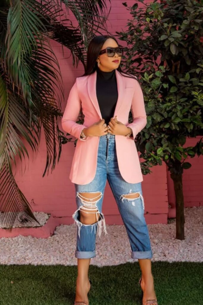 Elevate your style with chic blazer outfit ideas—perfect for work, weekends, and everything in between. Blazer With Leggings Outfit Ideas, Black Blazer Outfit Ideas, Red Blazer Outfit Ideas, Blazer Outfit Ideas For Women