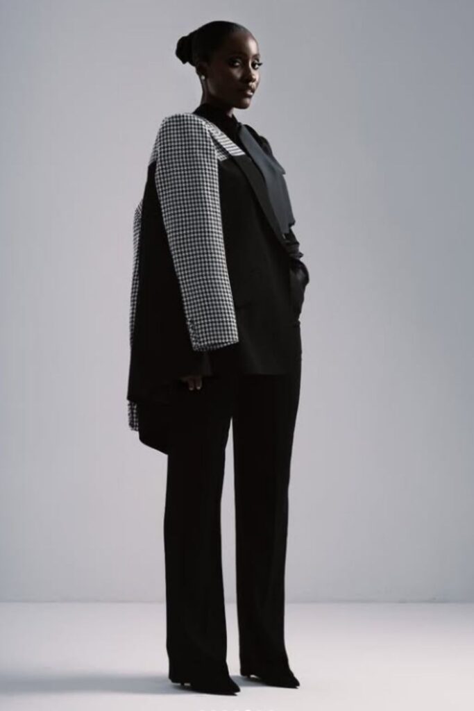 Elevate your style with chic blazer outfit ideas—perfect for work, weekends, and everything in between. Blazer With Leggings Outfit Ideas, Black Blazer Outfit Ideas, Red Blazer Outfit Ideas, Blazer Outfit Ideas For Women