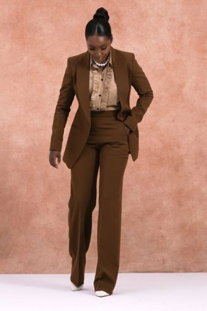 Elevate your style with chic blazer outfit ideas—perfect for work, weekends, and everything in between. Blazer With Leggings Outfit Ideas, Black Blazer Outfit Ideas, Red Blazer Outfit Ideas, Blazer Outfit Ideas For Women