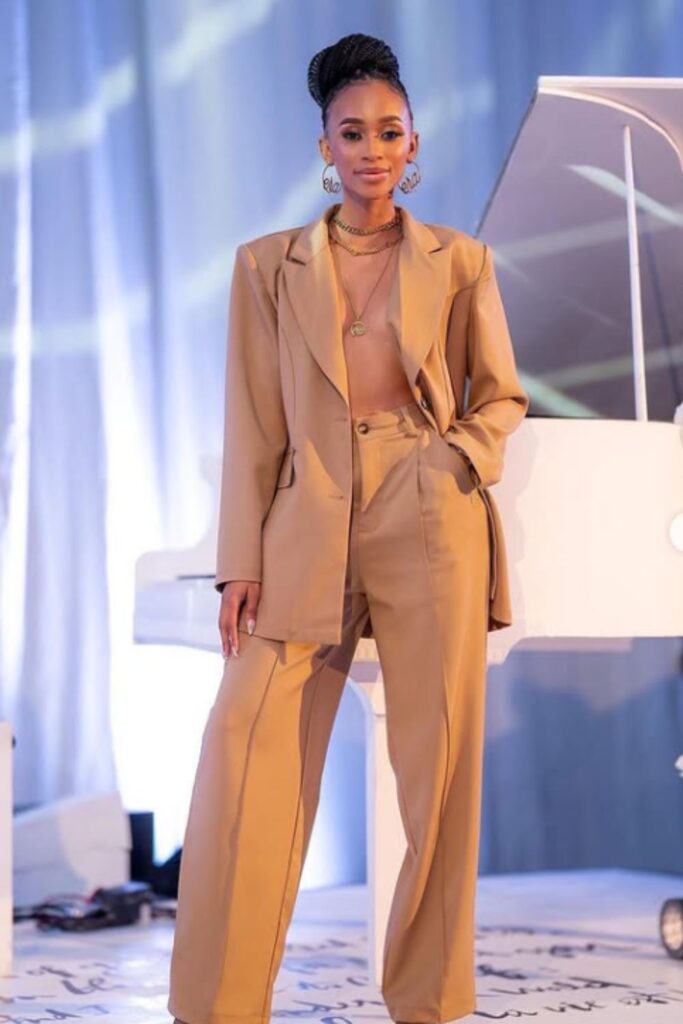 Elevate your style with chic blazer outfit ideas—perfect for work, weekends, and everything in between. Blazer With Leggings Outfit Ideas, Black Blazer Outfit Ideas, Red Blazer Outfit Ideas, Blazer Outfit Ideas For Women