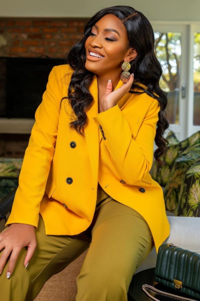 Elevate your style with chic blazer outfit ideas—perfect for work, weekends, and everything in between. Blazer With Leggings Outfit Ideas, Black Blazer Outfit Ideas, Red Blazer Outfit Ideas, Blazer Outfit Ideas For Women