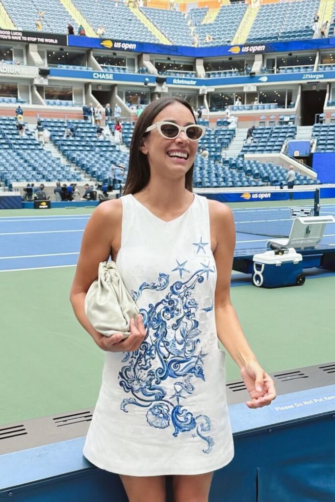 Ace your courtside style with these chic and comfortable US Open outfit ideas. Get inspired by effortless dresses, sporty separates, and classic tennis whites. US Open Outfit Tennis Spectator, US Open Outfit Tennis New York, US Open Outfits Women, US Open Outfit Ideas, US Open Outfit Aesthetic, Outfit Ideas For US Open, US Open Tennis Outfit Ideas, Tennis Outfit Ideas For Tournaments, Tennis Outfit Ideas For Tournaments