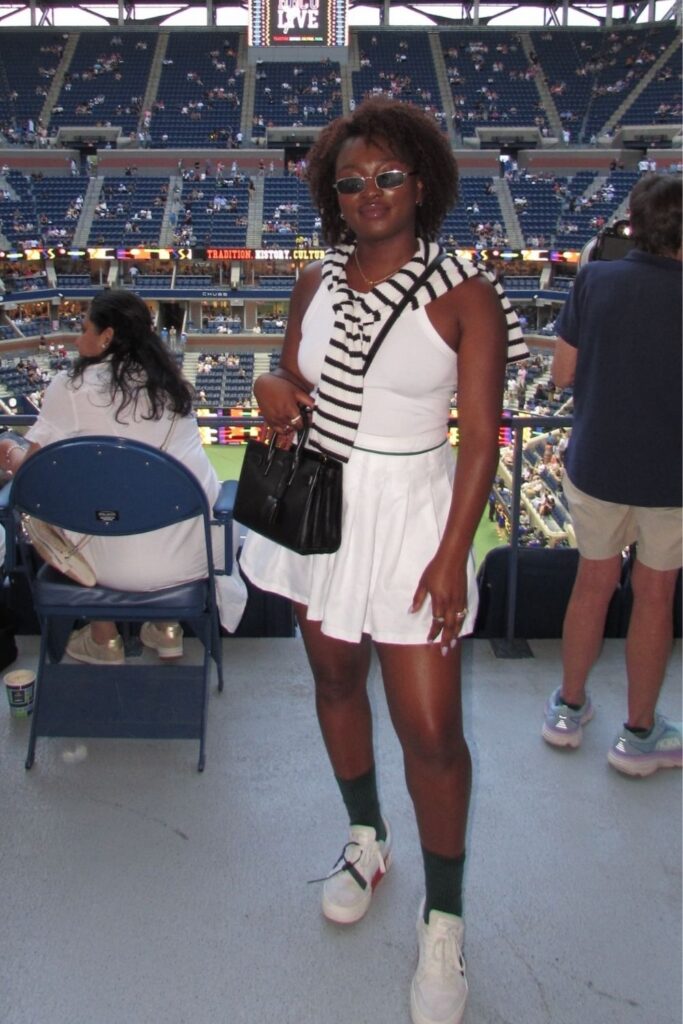 Ace your courtside style with these chic and comfortable US Open outfit ideas. Get inspired by effortless dresses, sporty separates, and classic tennis whites. US Open Outfit Tennis Spectator, US Open Outfit Tennis New York, US Open Outfits Women, US Open Outfit Ideas, US Open Outfit Aesthetic, Outfit Ideas For US Open, US Open Tennis Outfit Ideas, Tennis Outfit Ideas For Tournaments, Tennis Outfit Ideas For Tournaments