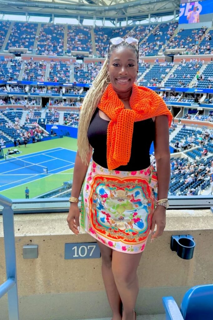 Ace your courtside style with these chic and comfortable US Open outfit ideas. Get inspired by effortless dresses, sporty separates, and classic tennis whites. US Open Outfit Tennis Spectator, US Open Outfit Tennis New York, US Open Outfits Women, US Open Outfit Ideas, US Open Outfit Aesthetic, Outfit Ideas For US Open, US Open Tennis Outfit Ideas, Tennis Outfit Ideas For Tournaments, Tennis Outfit Ideas For Tournaments