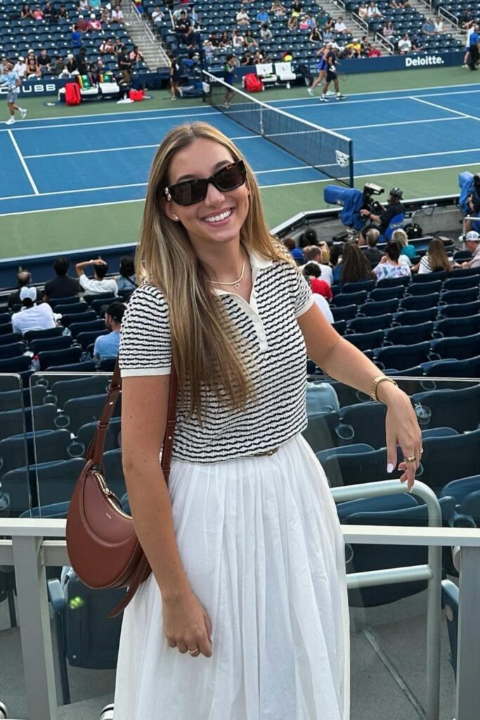 Ace your courtside style with these chic and comfortable US Open outfit ideas. Get inspired by effortless dresses, sporty separates, and classic tennis whites. US Open Outfit Tennis Spectator, US Open Outfit Tennis New York, US Open Outfits Women, US Open Outfit Ideas, US Open Outfit Aesthetic, Outfit Ideas For US Open, US Open Tennis Outfit Ideas, Tennis Outfit Ideas For Tournaments, Tennis Outfit Ideas For Tournaments