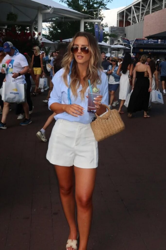 Ace your courtside style with these chic and comfortable US Open outfit ideas. Get inspired by effortless dresses, sporty separates, and classic tennis whites. US Open Outfit Tennis Spectator, US Open Outfit Tennis New York, US Open Outfits Women, US Open Outfit Ideas, US Open Outfit Aesthetic, Outfit Ideas For US Open, US Open Tennis Outfit Ideas, Tennis Outfit Ideas For Tournaments, Tennis Outfit Ideas For Tournaments