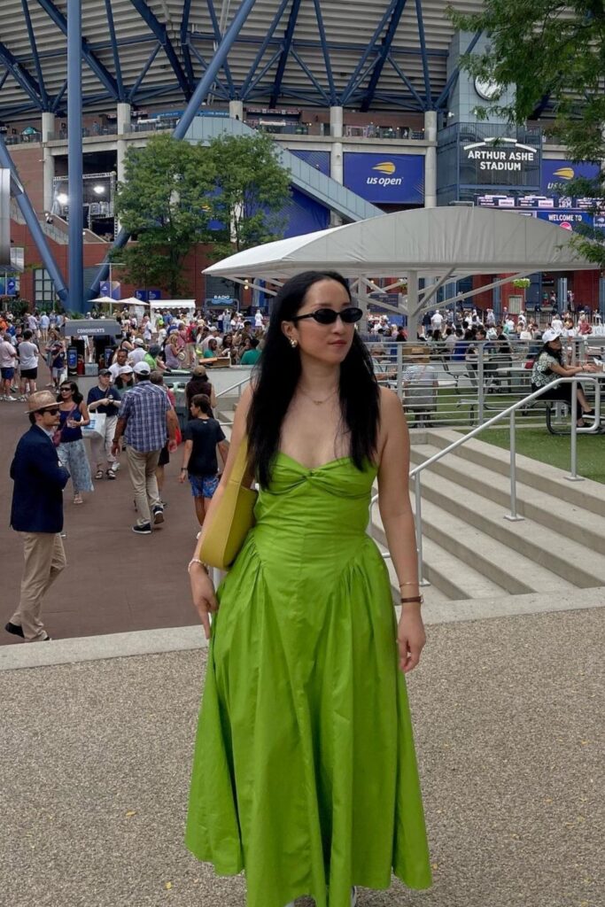 Ace your courtside style with these chic and comfortable US Open outfit ideas. Get inspired by effortless dresses, sporty separates, and classic tennis whites. US Open Outfit Tennis Spectator, US Open Outfit Tennis New York, US Open Outfits Women, US Open Outfit Ideas, US Open Outfit Aesthetic, Outfit Ideas For US Open, US Open Tennis Outfit Ideas, Tennis Outfit Ideas For Tournaments, Tennis Outfit Ideas For Tournaments