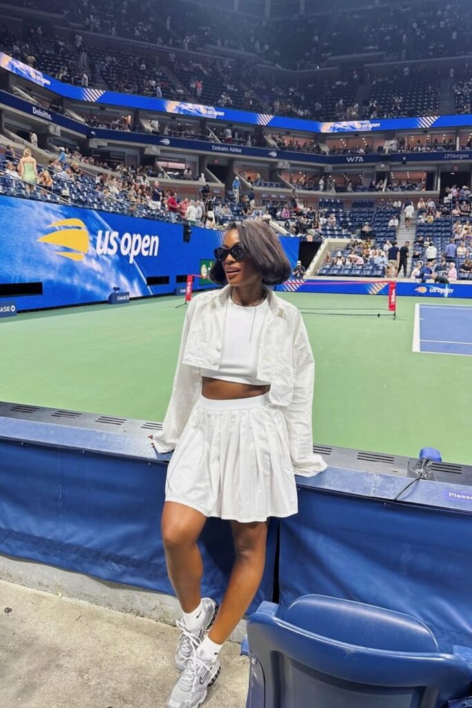 Ace your courtside style with these chic and comfortable US Open outfit ideas. Get inspired by effortless dresses, sporty separates, and classic tennis whites. US Open Outfit Tennis Spectator, US Open Outfit Tennis New York, US Open Outfits Women, US Open Outfit Ideas, US Open Outfit Aesthetic, Outfit Ideas For US Open, US Open Tennis Outfit Ideas, Tennis Outfit Ideas For Tournaments, Tennis Outfit Ideas For Tournaments