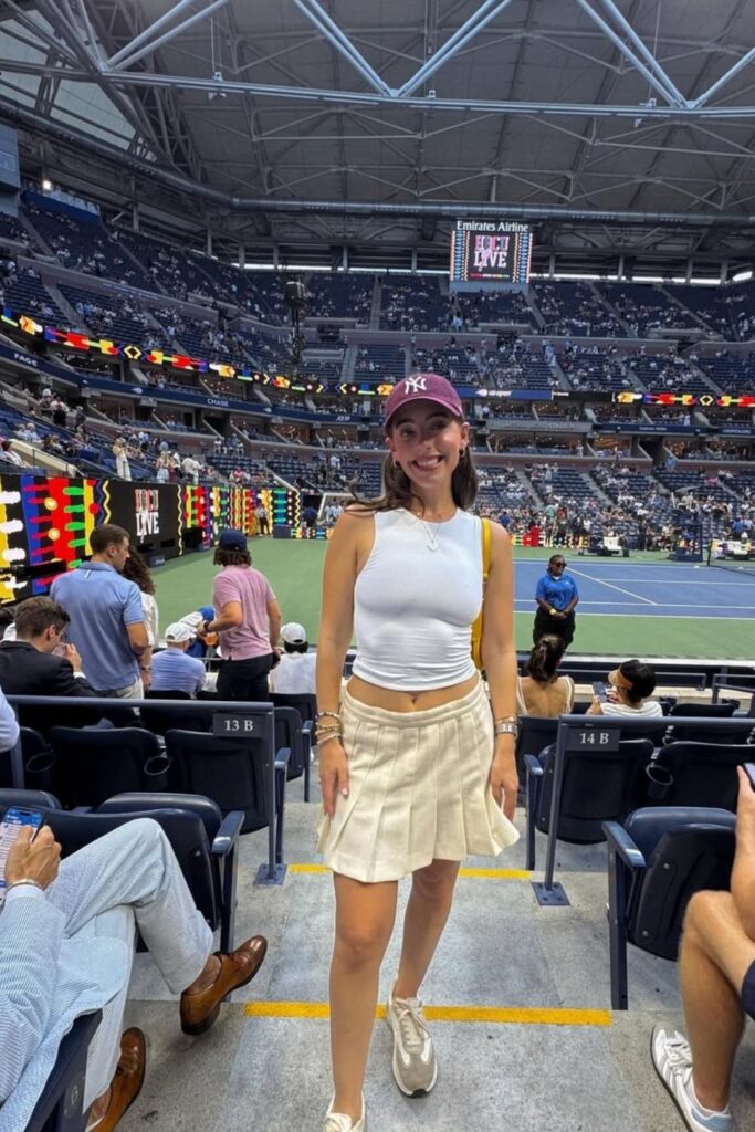 Ace your courtside style with these chic and comfortable US Open outfit ideas. Get inspired by effortless dresses, sporty separates, and classic tennis whites. US Open Outfit Tennis Spectator, US Open Outfit Tennis New York, US Open Outfits Women, US Open Outfit Ideas, US Open Outfit Aesthetic, Outfit Ideas For US Open, US Open Tennis Outfit Ideas, Tennis Outfit Ideas For Tournaments, Tennis Outfit Ideas For Tournaments